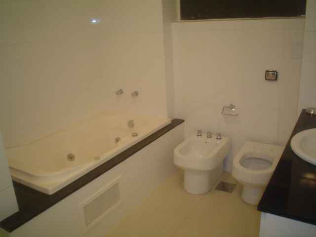 Apto com 3 quartos e 231m² para alugar no bairro Moinhos de Vento, Porto Alegre