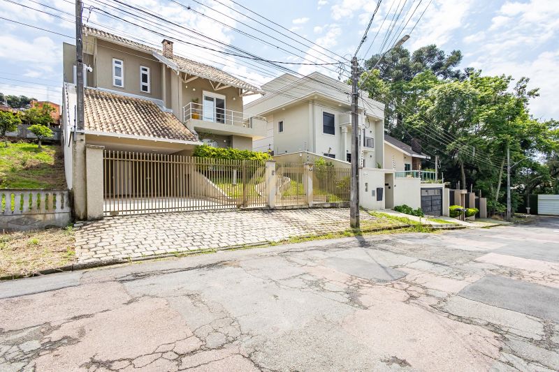 CASA em CURITIBA - PR, no bairro CAMPO COMPRIDO - Referência 24-AL0F