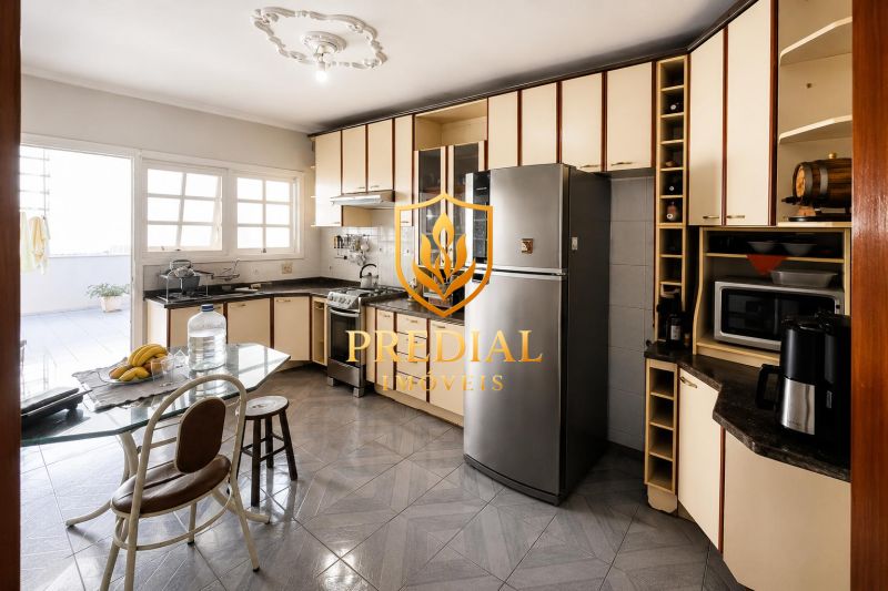 Casa com 3 Dormitórios, Amplo Pátio e Espaço Comercial em Localização Estratégica