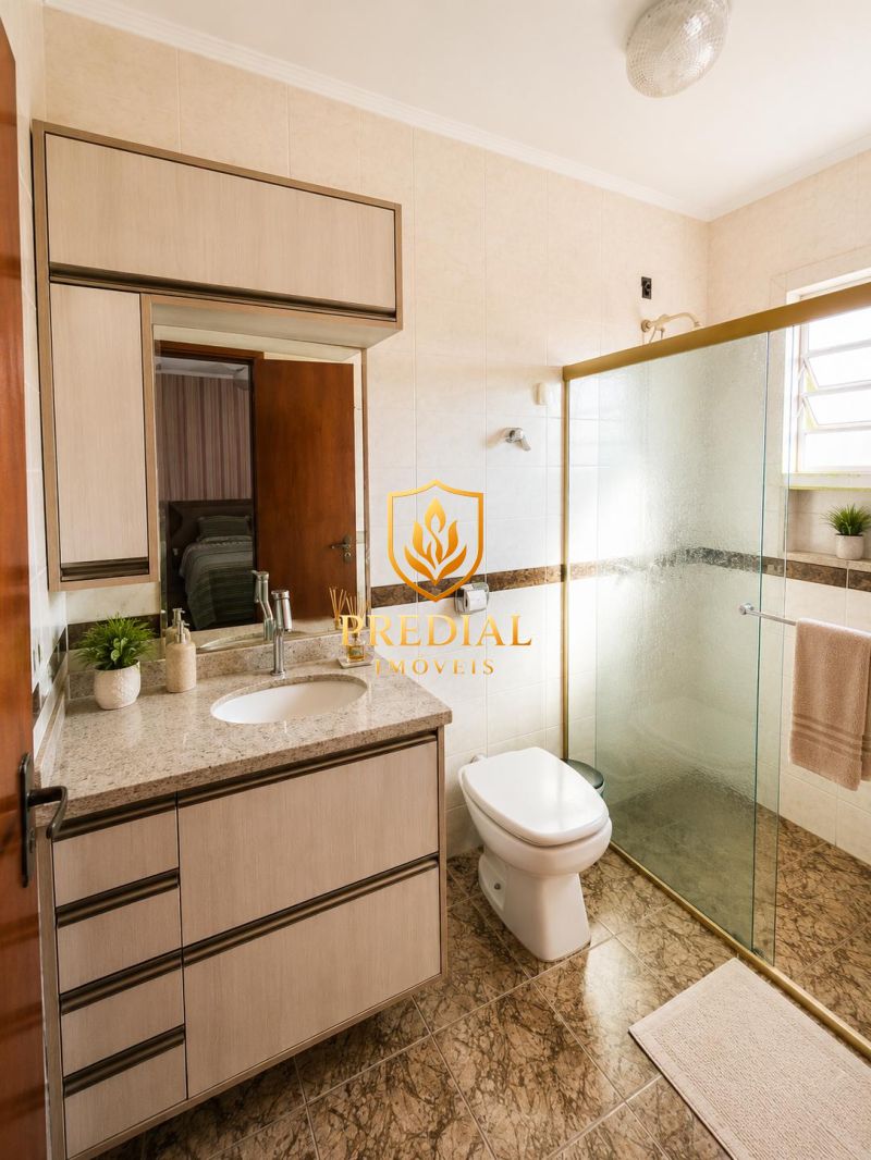 Casa com 3 Dormitórios, Amplo Pátio e Espaço Comercial em Localização Estratégica