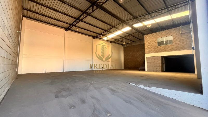 Pavilhão com 2 banheiros e 300m² para alugar no bairro São Luis, Canoas