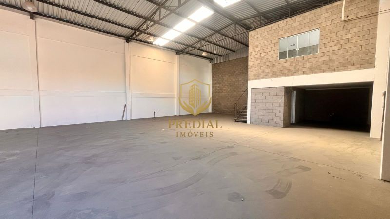 Pavilhão com 2 banheiros e 300m² para alugar no bairro São Luis, Canoas