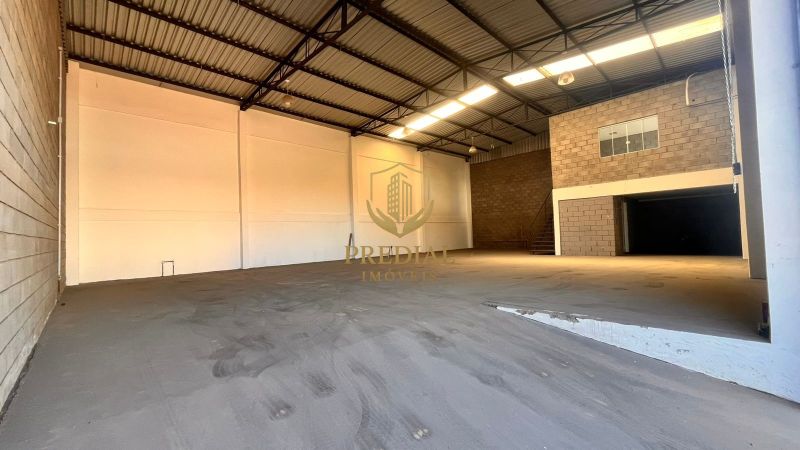 Pavilhão com 2 banheiros e 300m² para alugar no bairro São Luis, Canoas