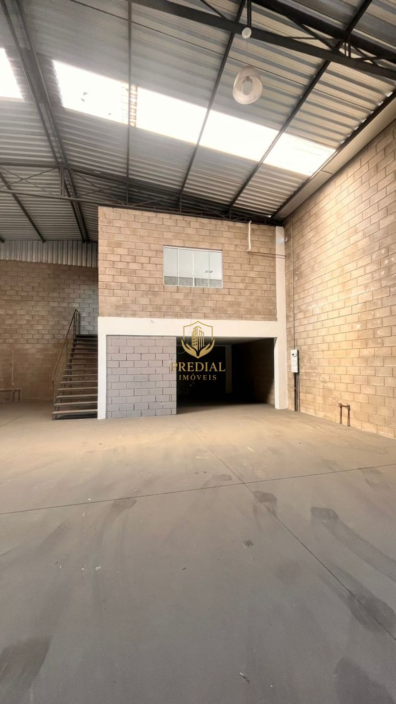 Pavilhão com 2 banheiros e 300m² para alugar no bairro São Luis, Canoas