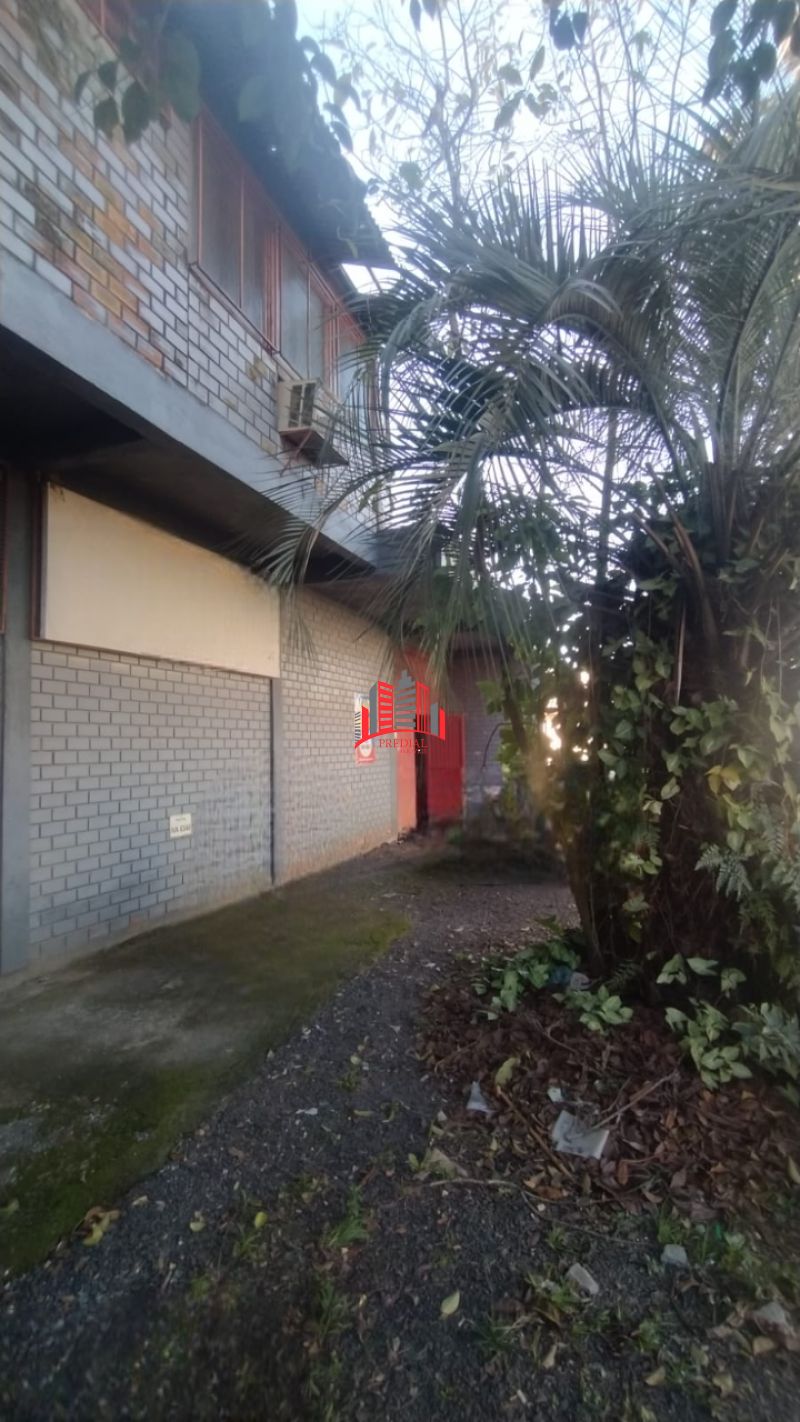 Pavilhão 170m² no bairro Fátima com mezanino, varanda e estacionamento para carretas
