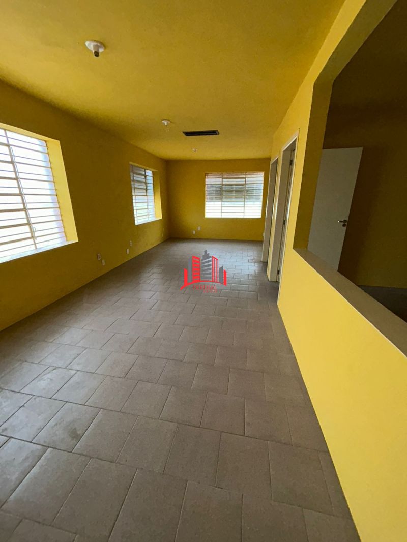 Pavilhão de esquina com ótima visibilidade e estrutura pensada para empresas - Rio Branco
