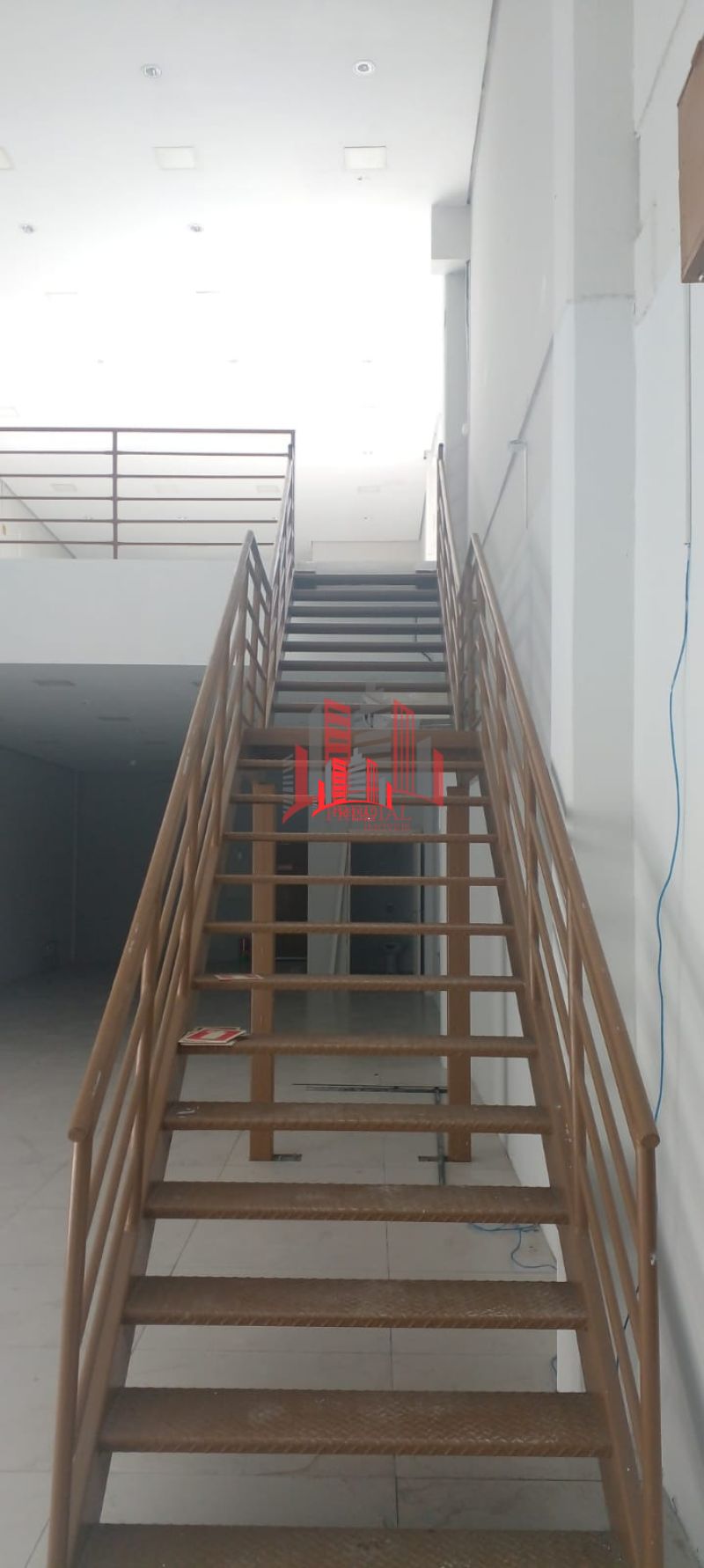 Loja ampla com 215m² à venda no Igara  3 banheiros, mezanino e acesso à BR-116