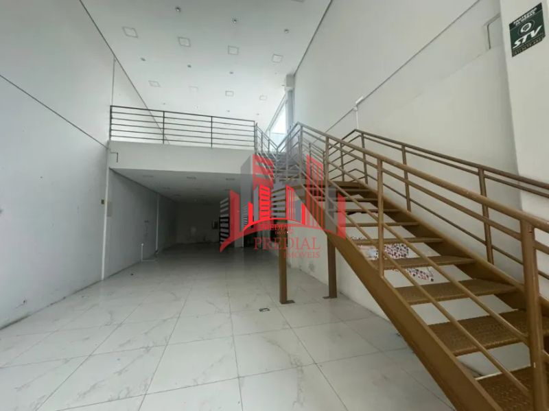 Loja ampla com 215m² à venda no Igara  3 banheiros, mezanino e acesso à BR-116