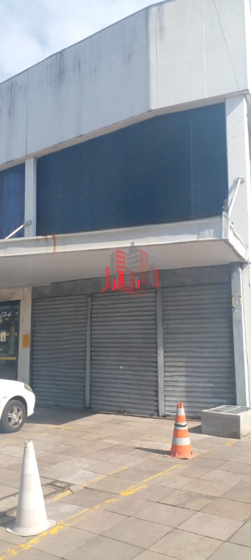 Loja ampla com 215m² à venda no Igara  3 banheiros, mezanino e acesso à BR-116