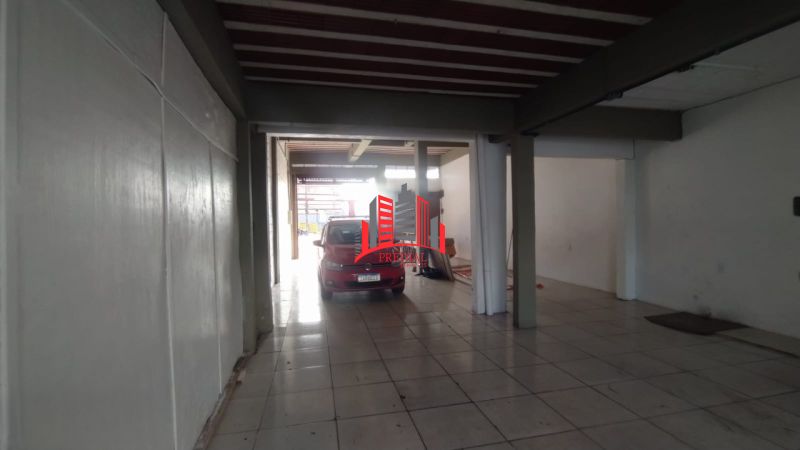 Pavilhão de 150m² na Av. Rio Grande do Sul com entrada para caminhões e vagas frontais