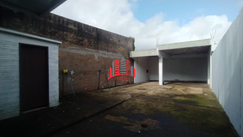 Pavilhão de 150m² na Av. Rio Grande do Sul com entrada para caminhões e vagas frontais