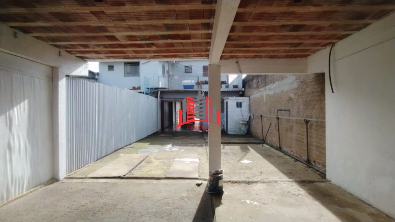 Pavilhão de 150m² na Av. Rio Grande do Sul com entrada para caminhões e vagas frontais