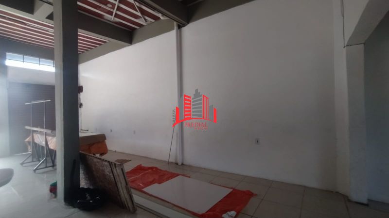 Pavilhão de 150m² na Av. Rio Grande do Sul com entrada para caminhões e vagas frontais