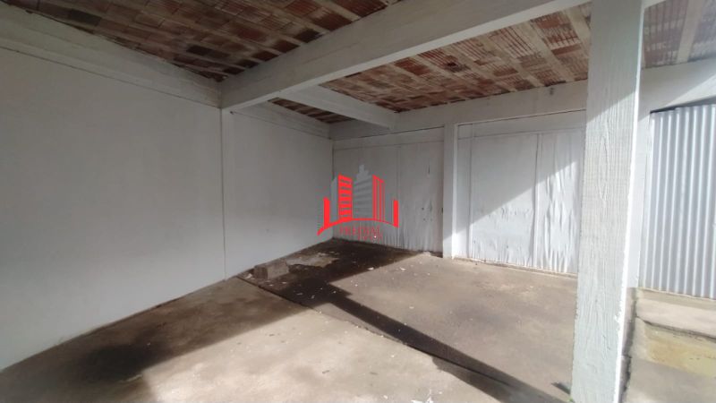 Pavilhão de 150m² na Av. Rio Grande do Sul com entrada para caminhões e vagas frontais