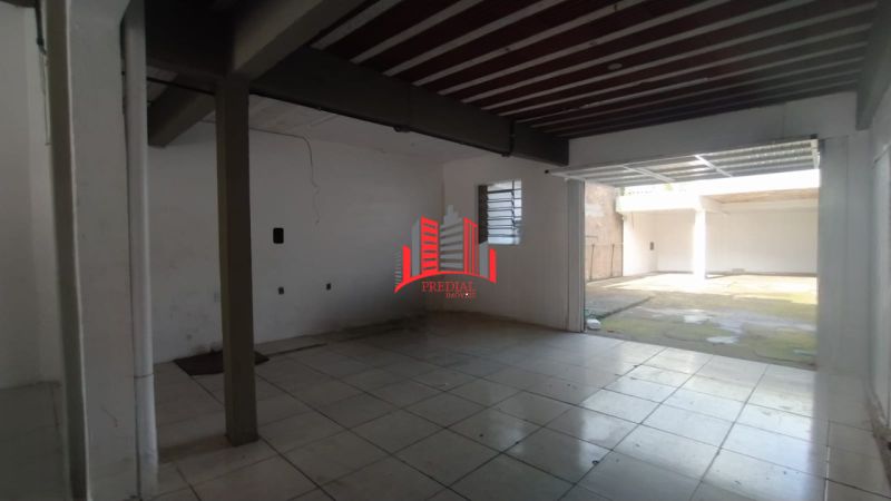 Pavilhão de 150m² na Av. Rio Grande do Sul com entrada para caminhões e vagas frontais