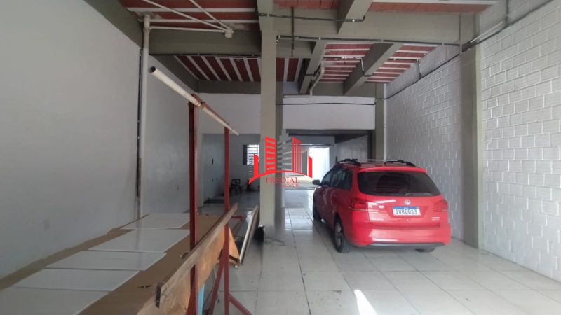 Pavilhão de 150m² na Av. Rio Grande do Sul com entrada para caminhões e vagas frontais