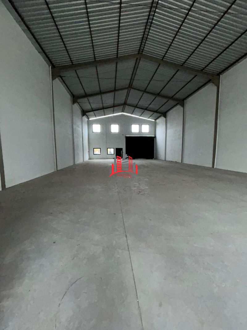 Pavilhão 400m² com entrada para caminhões e área externa na Av. Rio Grande do Sul