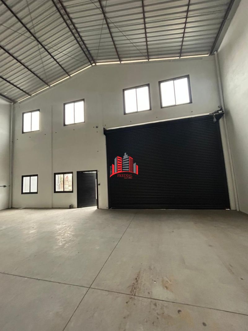 Pavilhão 400m² com entrada para caminhões e área externa na Av. Rio Grande do Sul