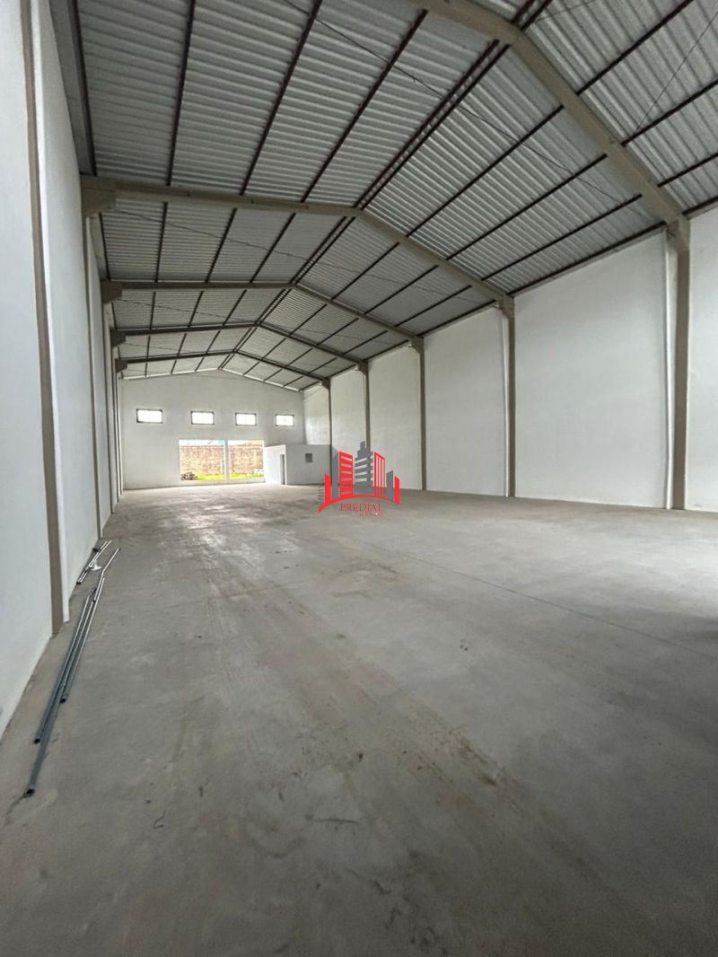 Pavilhão 400m² com entrada para caminhões e área externa na Av. Rio Grande do Sul