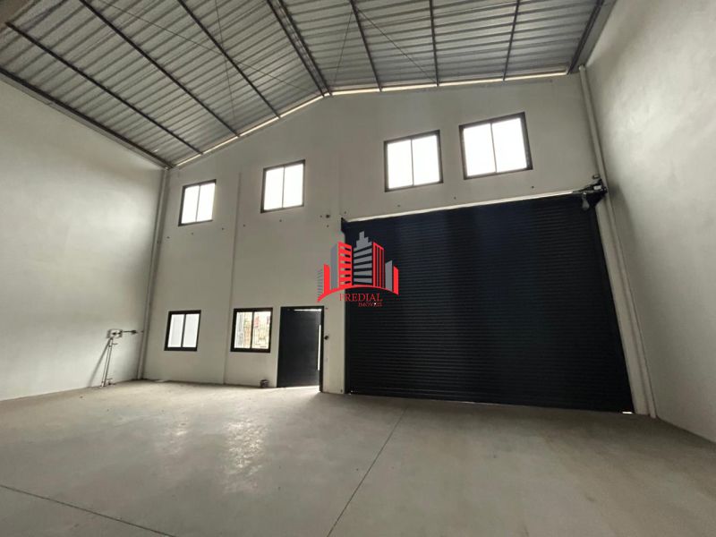 Pavilhão 400m² com entrada para caminhões e área externa na Av. Rio Grande do Sul