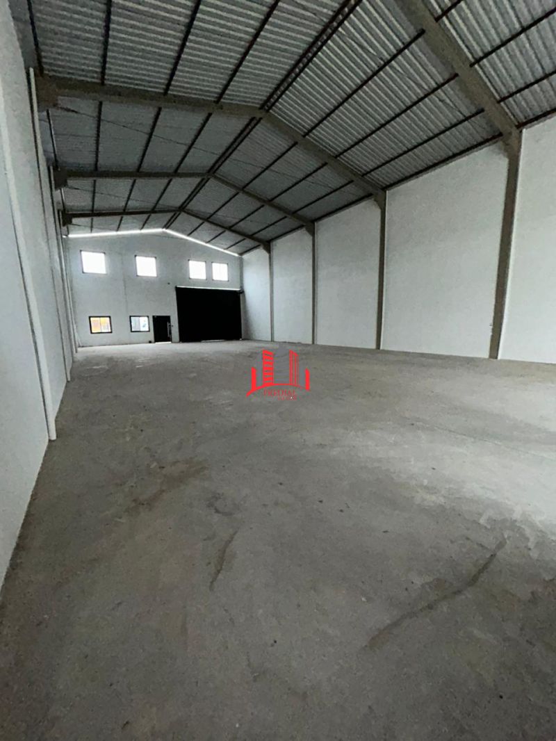 Pavilhão 400m² com entrada para caminhões e área externa na Av. Rio Grande do Sul