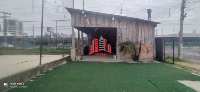Terreno de 1.000 m² com 2 quadras de Beach Tennis, banheiros e área coberta para eventos
