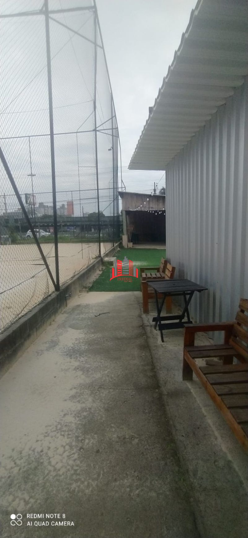 Terreno de 1.000 m² com 2 quadras de Beach Tennis, banheiros e área coberta para eventos