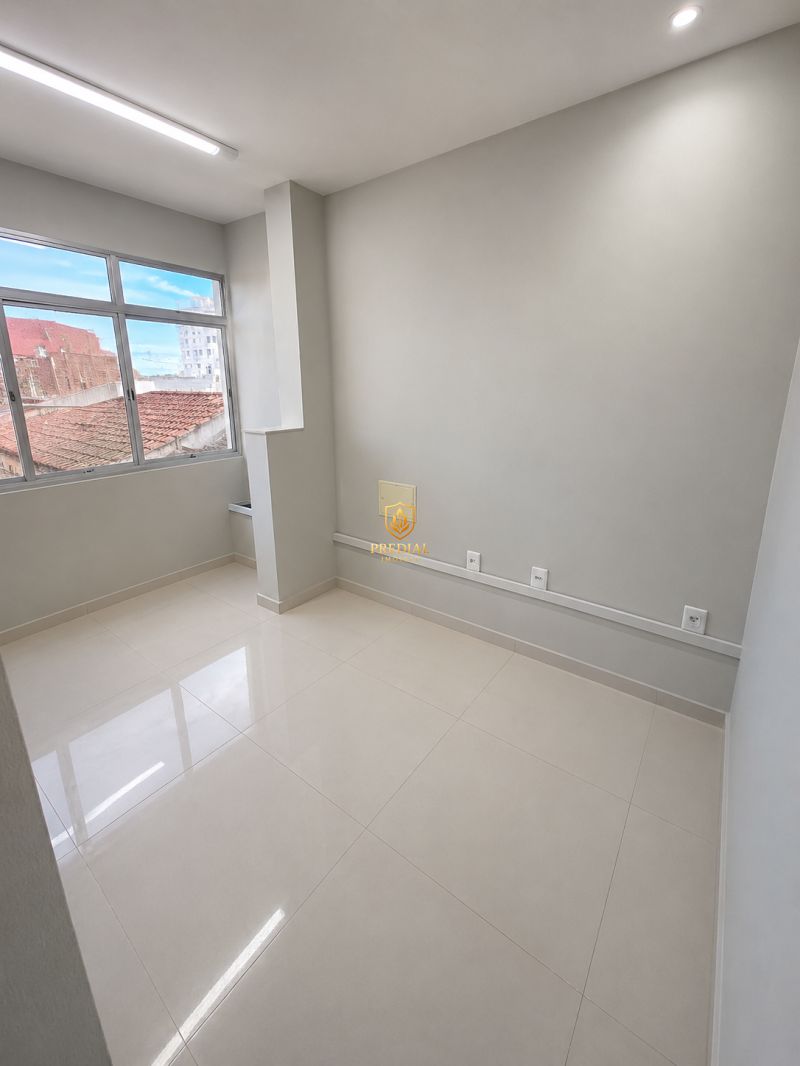 Sala comercial com divisórias no centro de Canoas próxima ao trem e comércio local