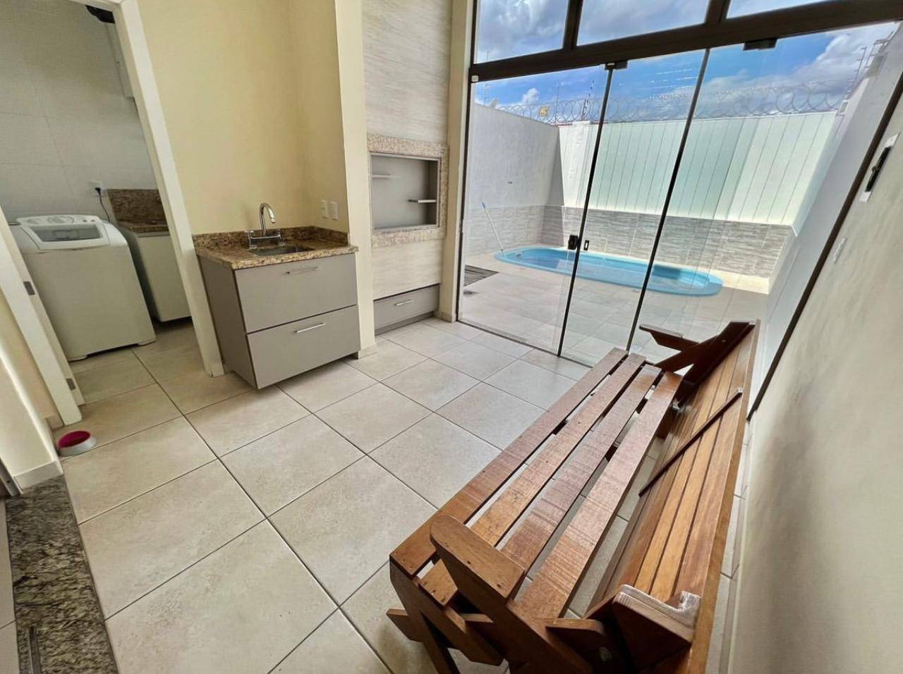 Sobrado com 3 quartos, 3 banheiros e 166m² para alugar no bairro Montserrat, Canoas